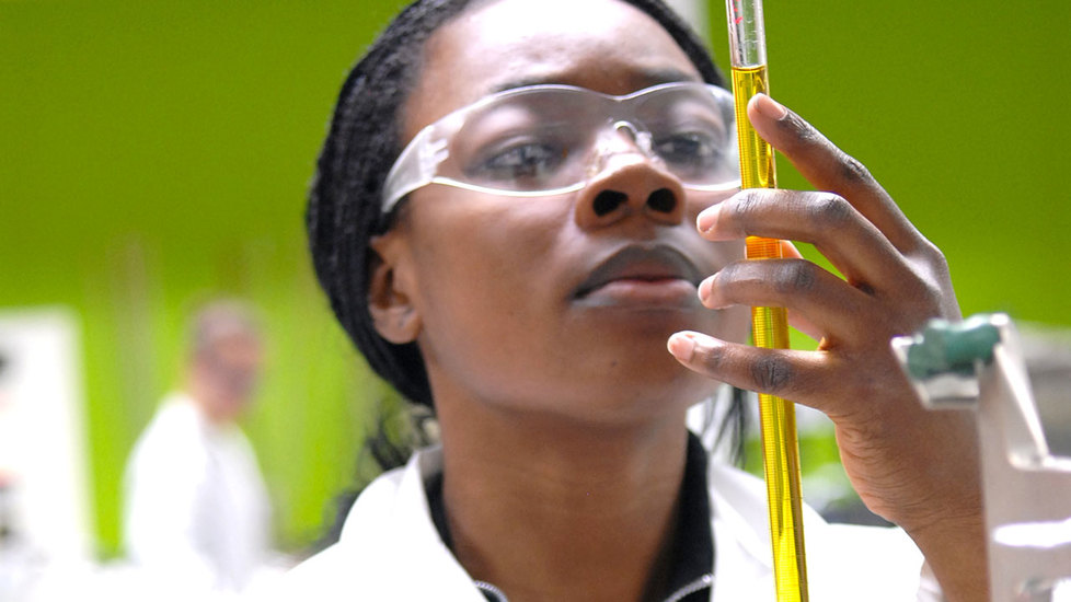 Étudiante chimie analytique