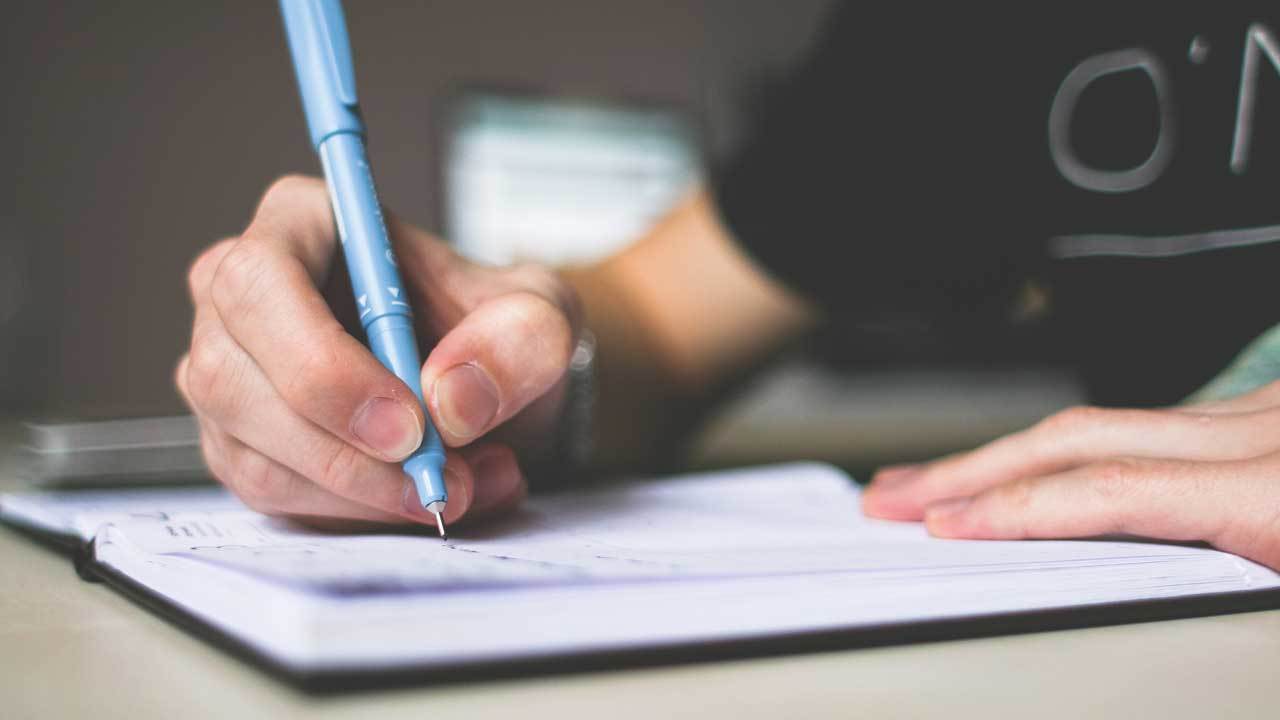Écriture dans une cahier