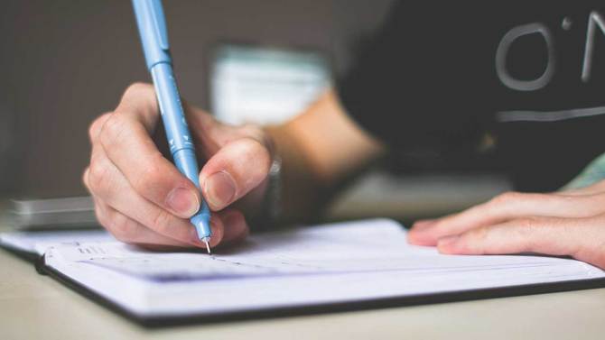 Écriture dans une cahier