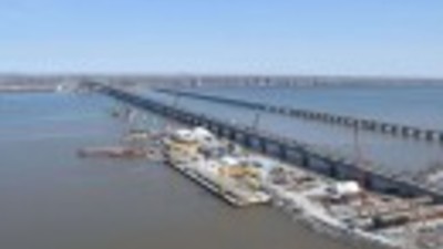 Des étudiants visitent le site de construction du nouveau pont Champlain