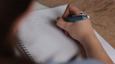 Étudiant écriture examen