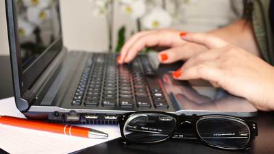 clavier ordi mains de femme