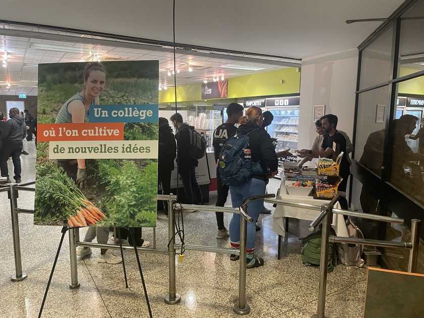 Manger local et responsable à la cafétéria du Collège